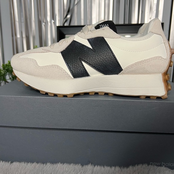 New Balance 327 Moonbeam - Picture 1 of 6